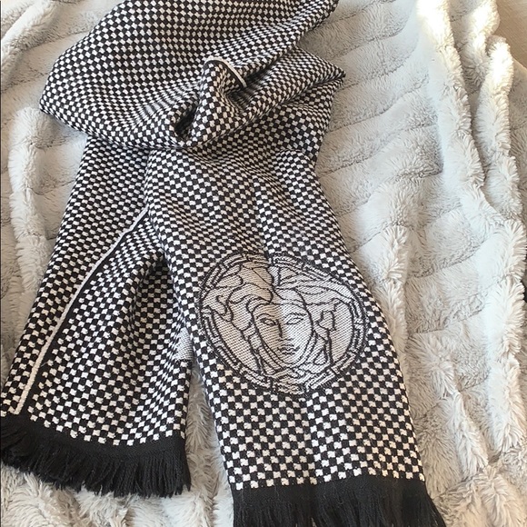Versace scarves - Picture 5 of 6